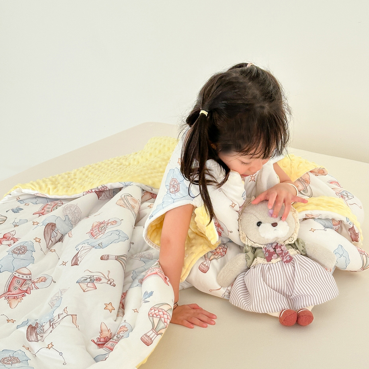 91家纺网 家纺一手货源 找家纺 小芽家居 2026新款儿童拥抱被保暖防踢被 被子被芯 环球旅行