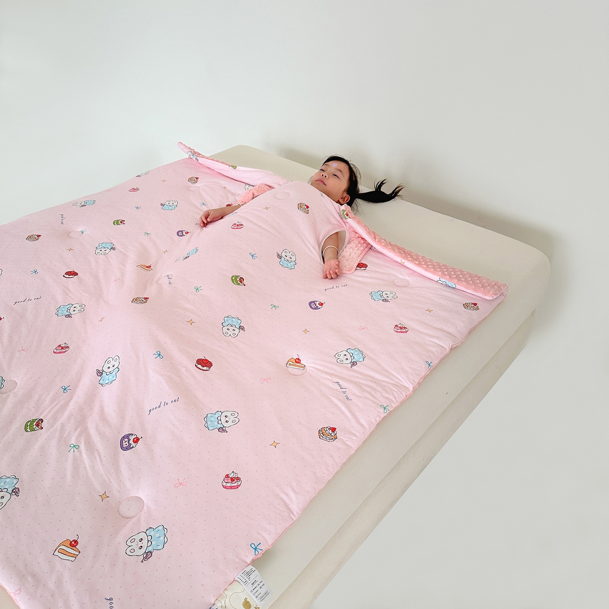 91家纺网 家纺一手货源 找家纺 小芽家居 2026新款儿童拥抱被保暖防踢被 被子被芯 甜梦粉