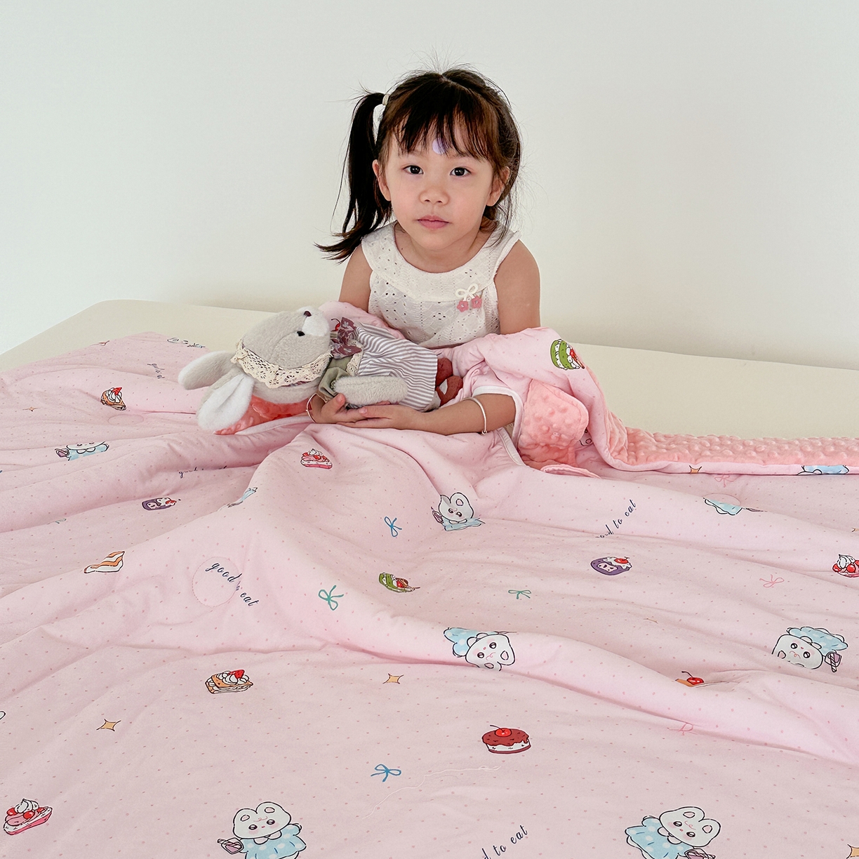 91家纺网 家纺一手货源 找家纺 小芽家居 2026新款儿童拥抱被保暖防踢被 被子被芯 甜梦粉