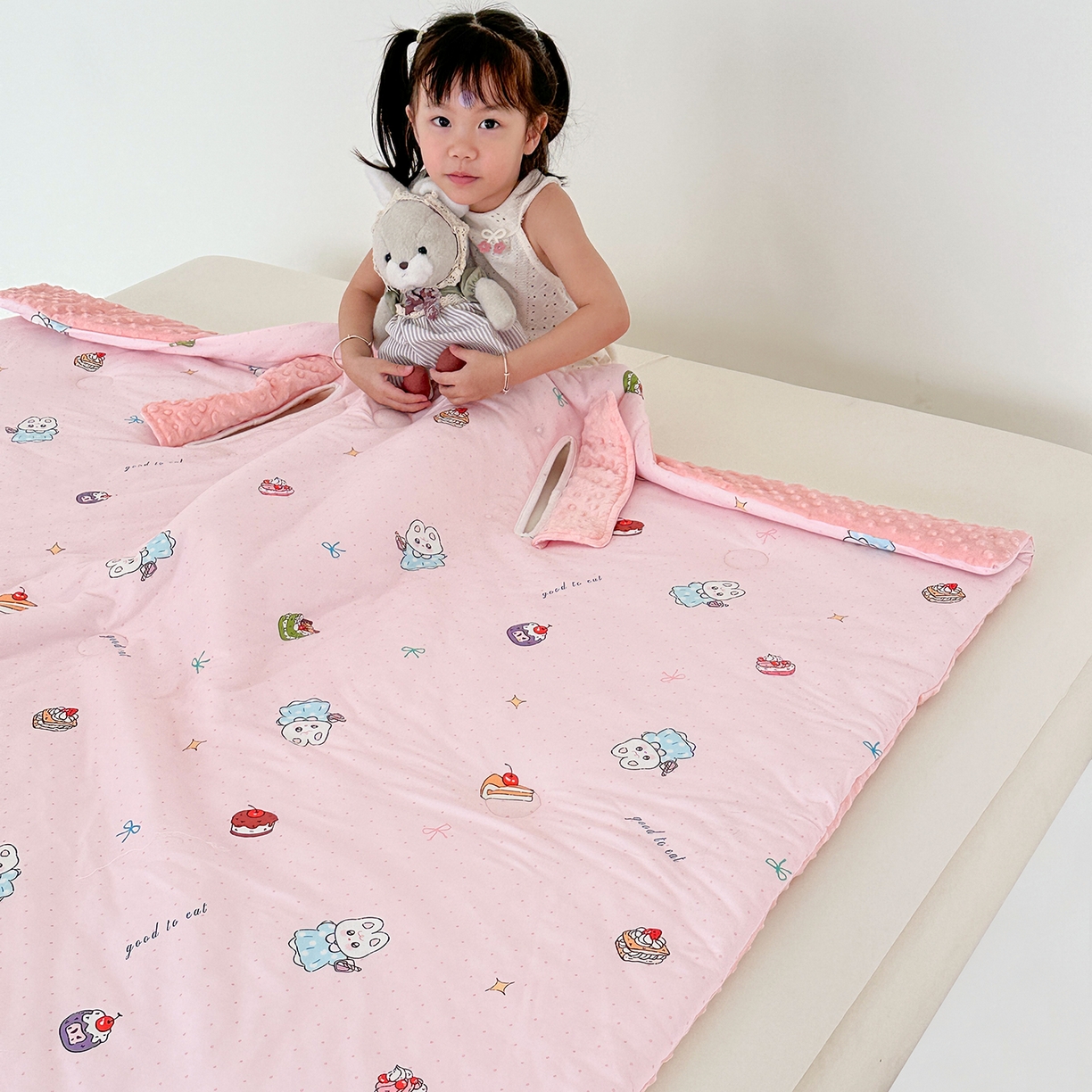 91家纺网 家纺一手货源 找家纺 小芽家居 2026新款儿童拥抱被保暖防踢被 被子被芯 甜梦粉