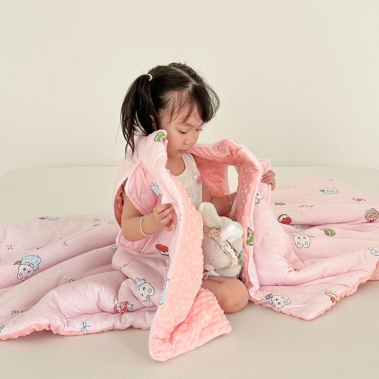 91家纺网 家纺一手货源 找家纺 小芽家居 2026新款儿童拥抱被保暖防踢被 被子被芯 甜梦粉