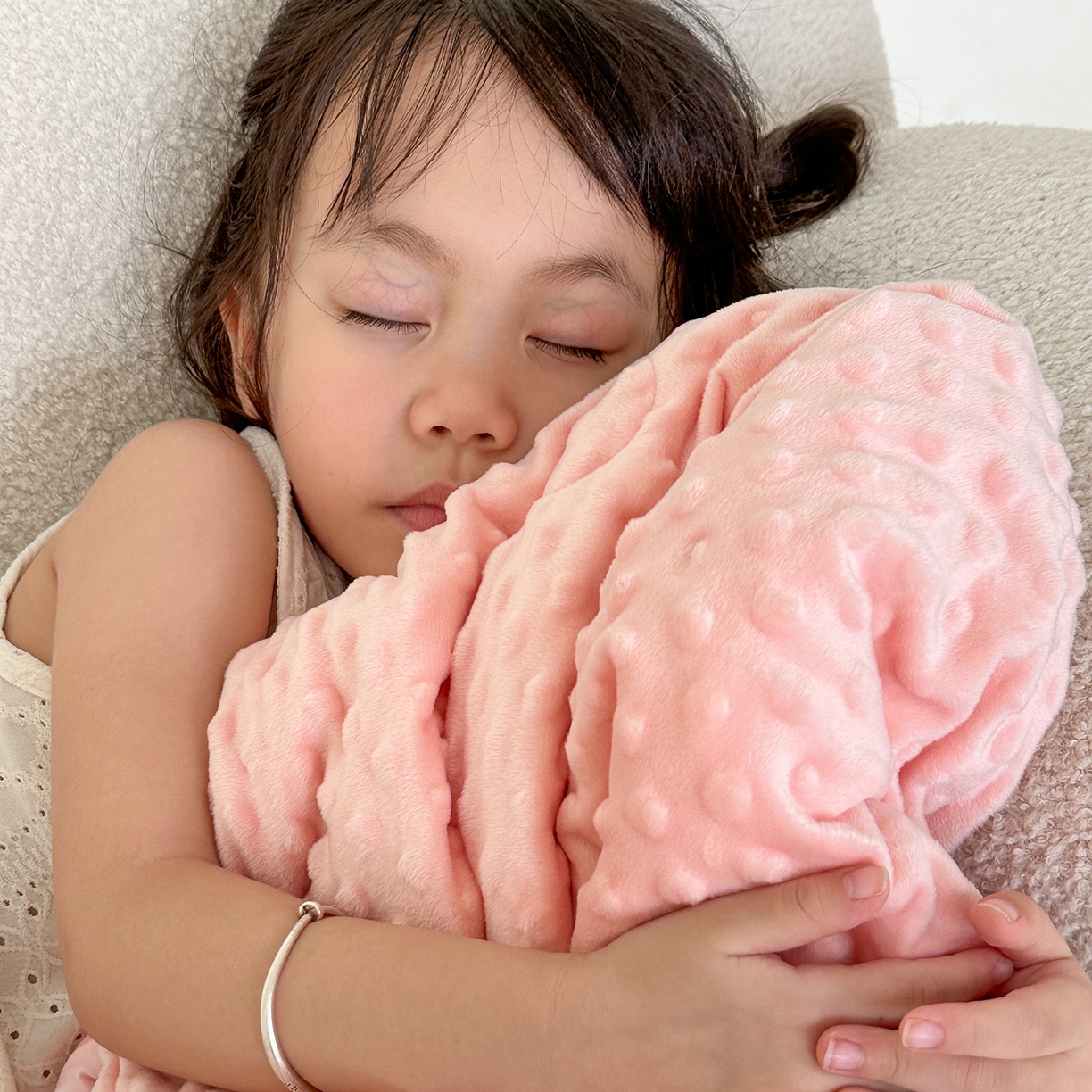 91家纺网 家纺一手货源 找家纺 小芽家居 2026新款儿童拥抱被保暖防踢被 被子被芯 甜梦粉