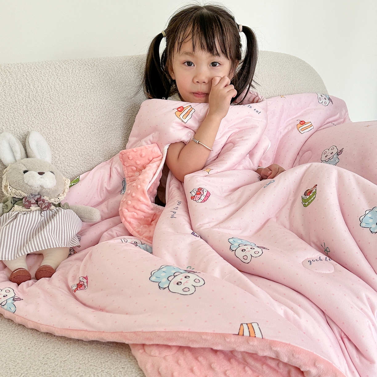 91家纺网 家纺一手货源 找家纺 小芽家居 2026新款儿童拥抱被保暖防踢被 被子被芯 甜梦粉