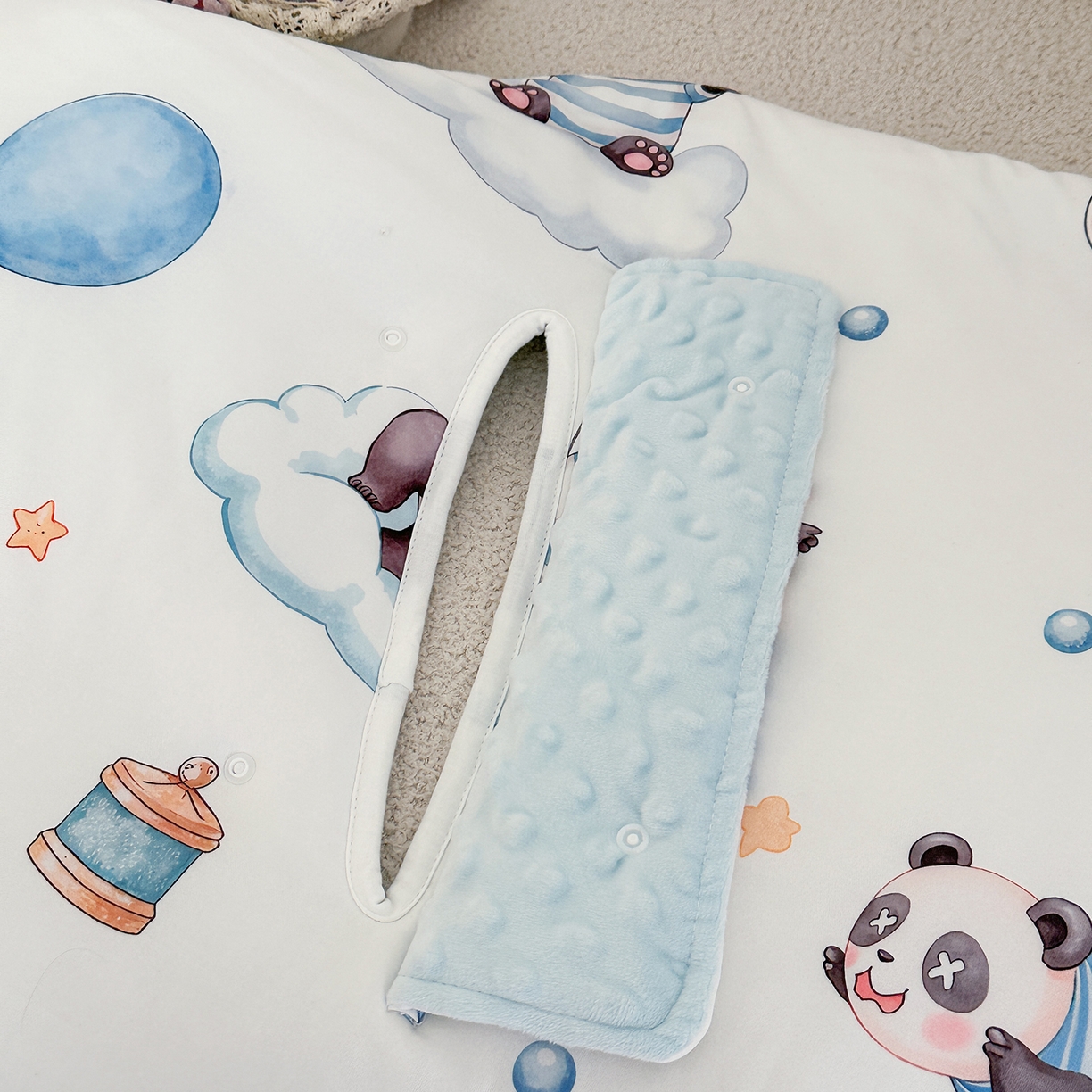 91家纺网 家纺一手货源 找家纺 小芽家居 2026新款儿童拥抱被保暖防踢被 被子被芯 熊猫乐园