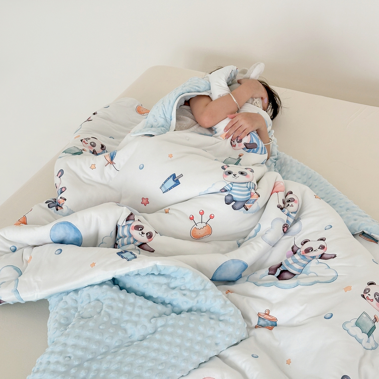 91家纺网 家纺一手货源 找家纺 小芽家居 2026新款儿童拥抱被保暖防踢被 被子被芯 熊猫乐园