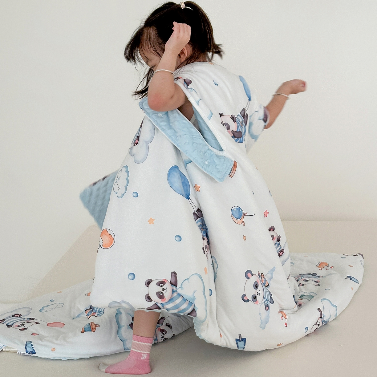 91家纺网 家纺一手货源 找家纺 小芽家居 2026新款儿童拥抱被保暖防踢被 被子被芯 熊猫乐园