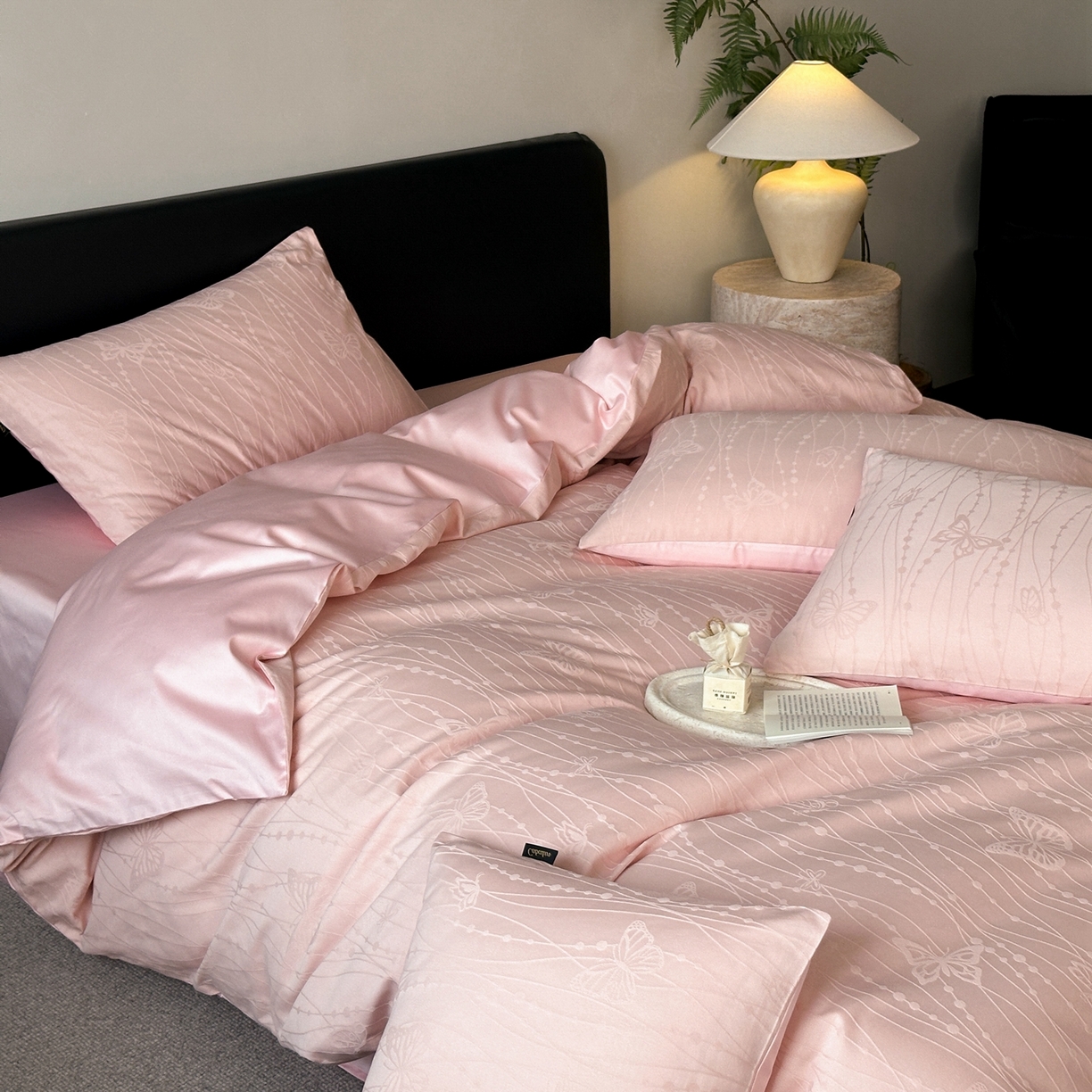 91家纺网 家纺一手货源 找家纺 卡巴伦家纺 2026新款全棉纯棉厚织提花四件套 梦幻福蝶-粉