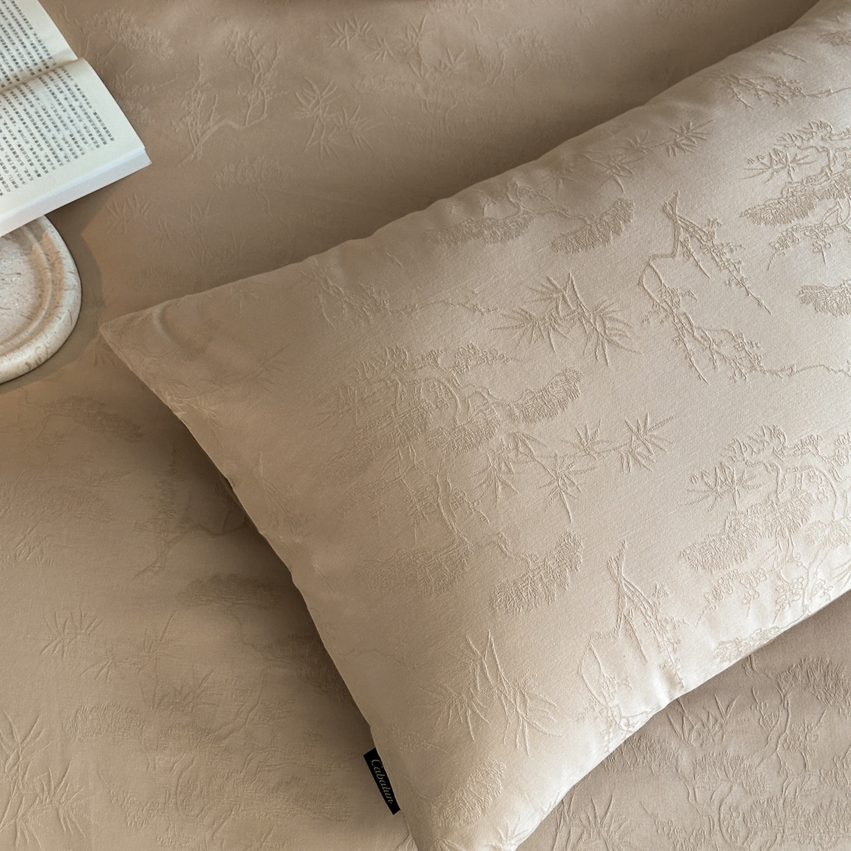 91家纺网 家纺一手货源 找家纺 卡巴伦家纺 2026新款全棉纯棉厚织提花四件套 柏与林-咖