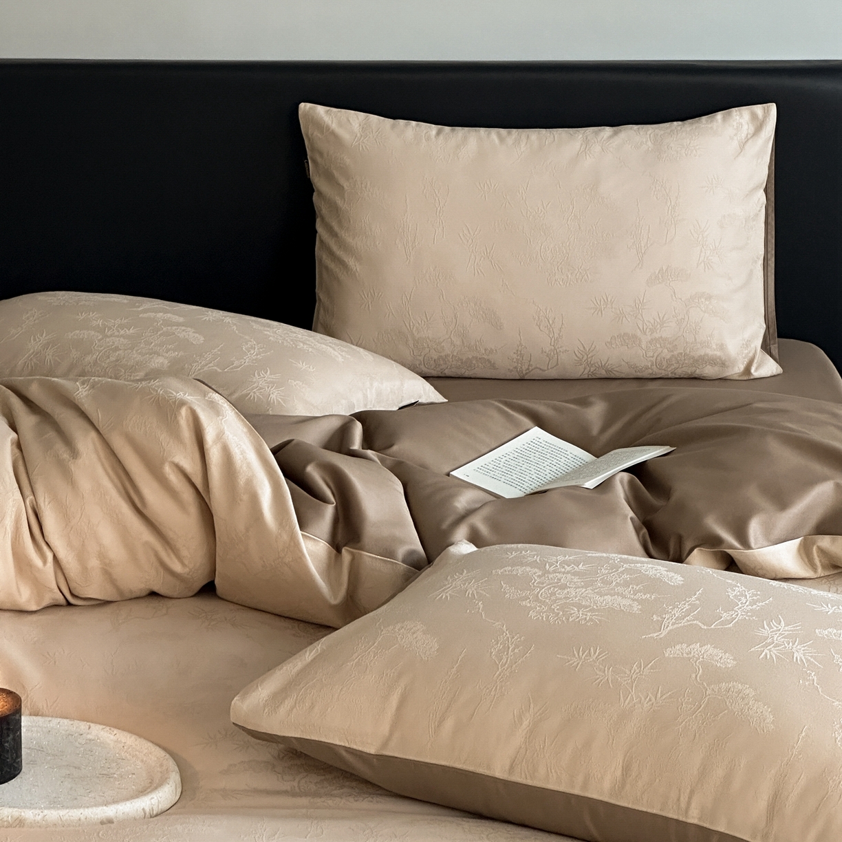 91家纺网 家纺一手货源 找家纺 卡巴伦家纺 2026新款全棉纯棉厚织提花四件套 柏与林-咖