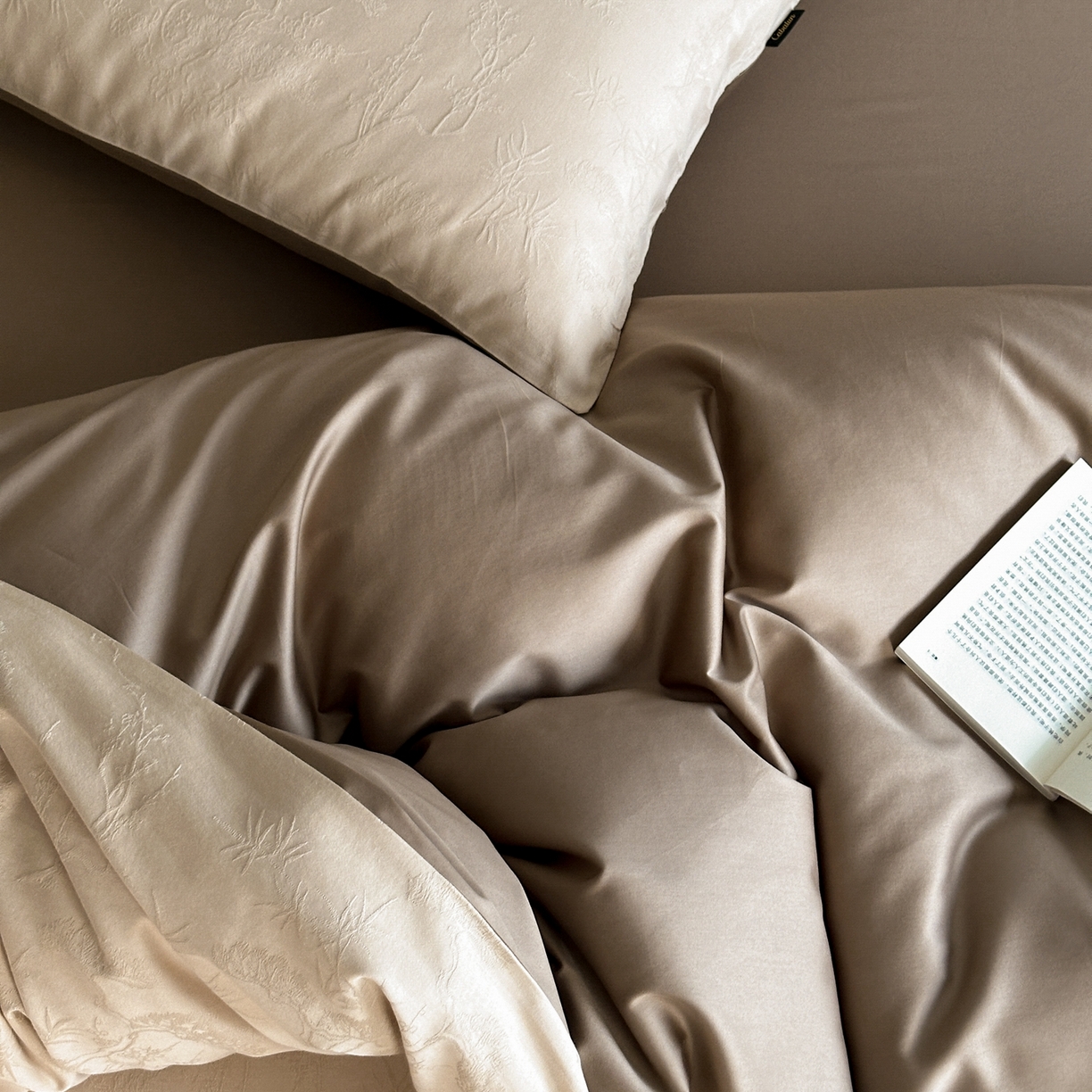 91家纺网 家纺一手货源 找家纺 卡巴伦家纺 2026新款全棉纯棉厚织提花四件套 柏与林-咖