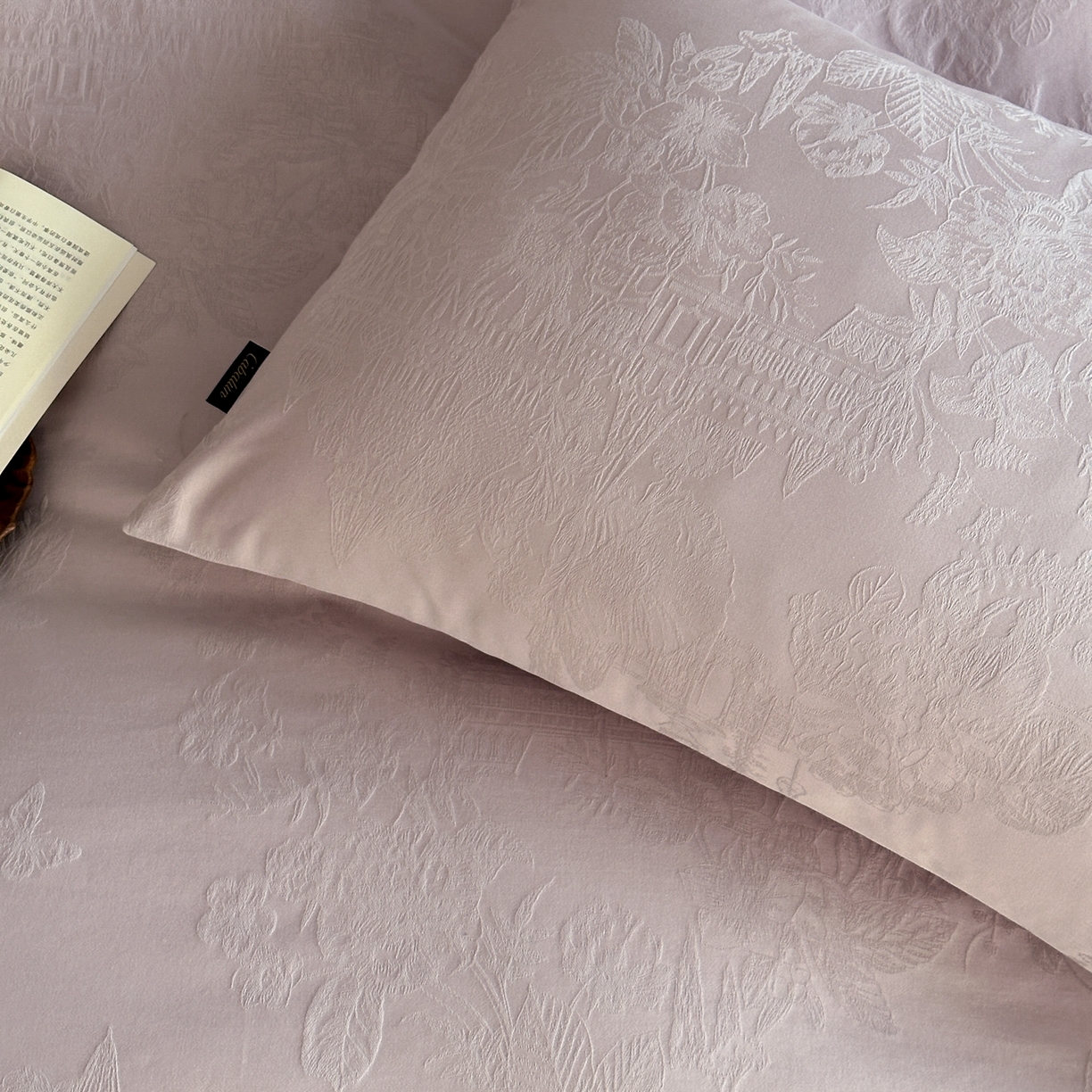 91家纺网 家纺一手货源 找家纺 卡巴伦家纺 2026新款全棉纯棉厚织提花四件套 梵可-浪漫紫