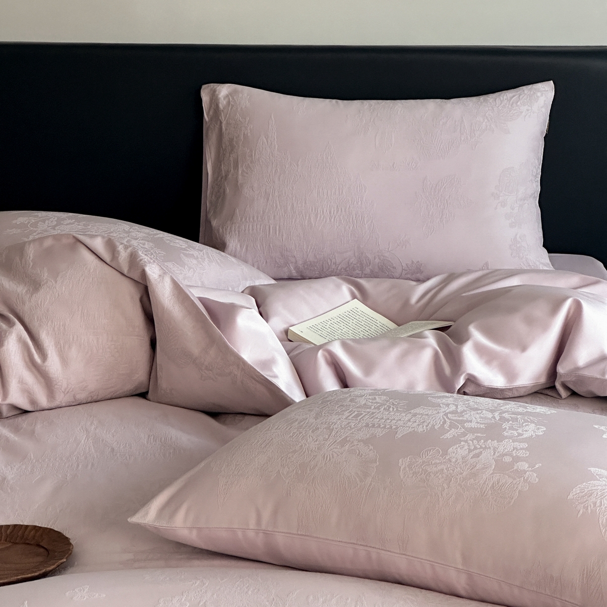 91家纺网 家纺一手货源 找家纺 卡巴伦家纺 2026新款全棉纯棉厚织提花四件套 梵可-浪漫紫