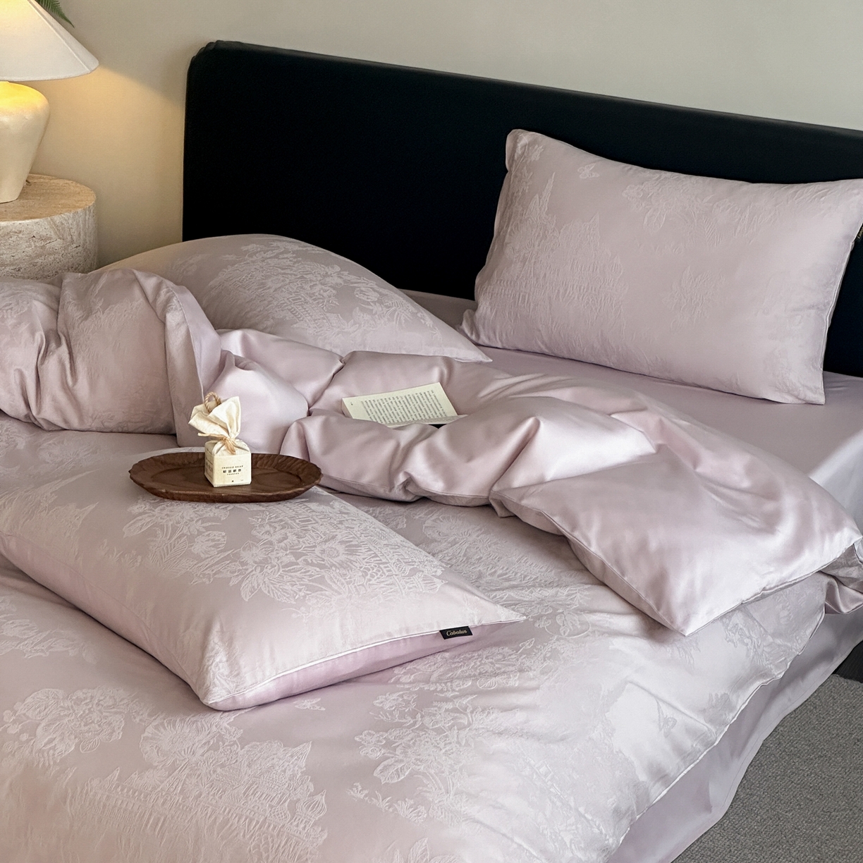 91家纺网 家纺一手货源 找家纺 卡巴伦家纺 2026新款全棉纯棉厚织提花四件套 梵可-浪漫紫