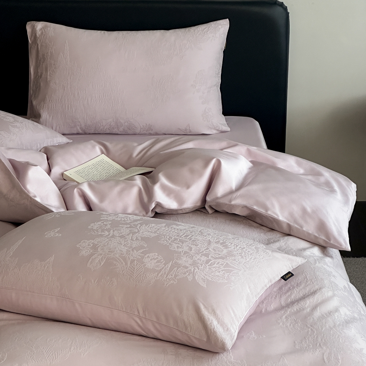 91家纺网 家纺一手货源 找家纺 卡巴伦家纺 2026新款全棉纯棉厚织提花四件套 梵可-浪漫紫