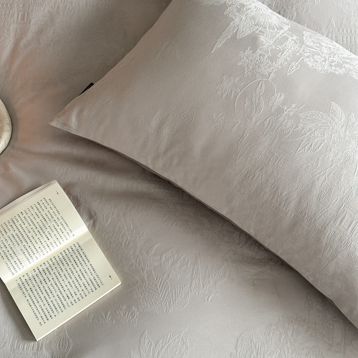 91家纺网 家纺一手货源 找家纺 卡巴伦家纺 2026新款全棉纯棉厚织提花四件套 梵可-中性灰