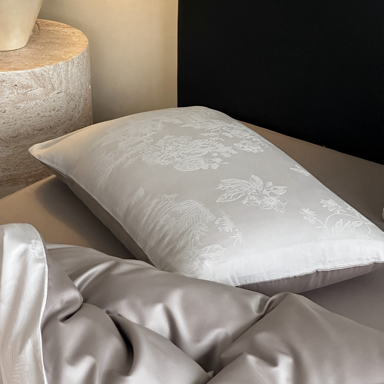 91家纺网 家纺一手货源 找家纺 卡巴伦家纺 2026新款全棉纯棉厚织提花四件套 梵可-中性灰