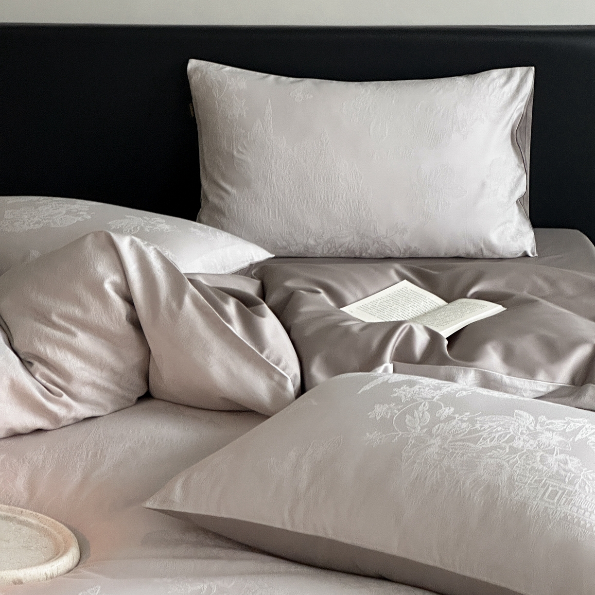 91家纺网 家纺一手货源 找家纺 卡巴伦家纺 2026新款全棉纯棉厚织提花四件套 梵可-中性灰