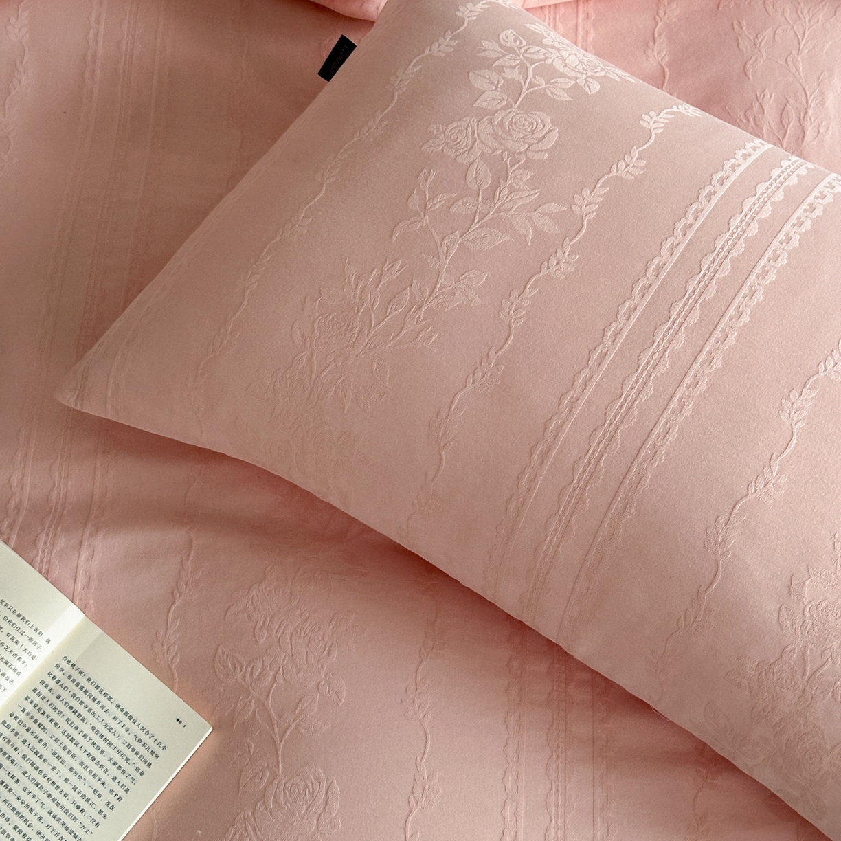 91家纺网 家纺一手货源 找家纺 卡巴伦家纺 2026新款全棉纯棉厚织提花四件套 花弄影-粉