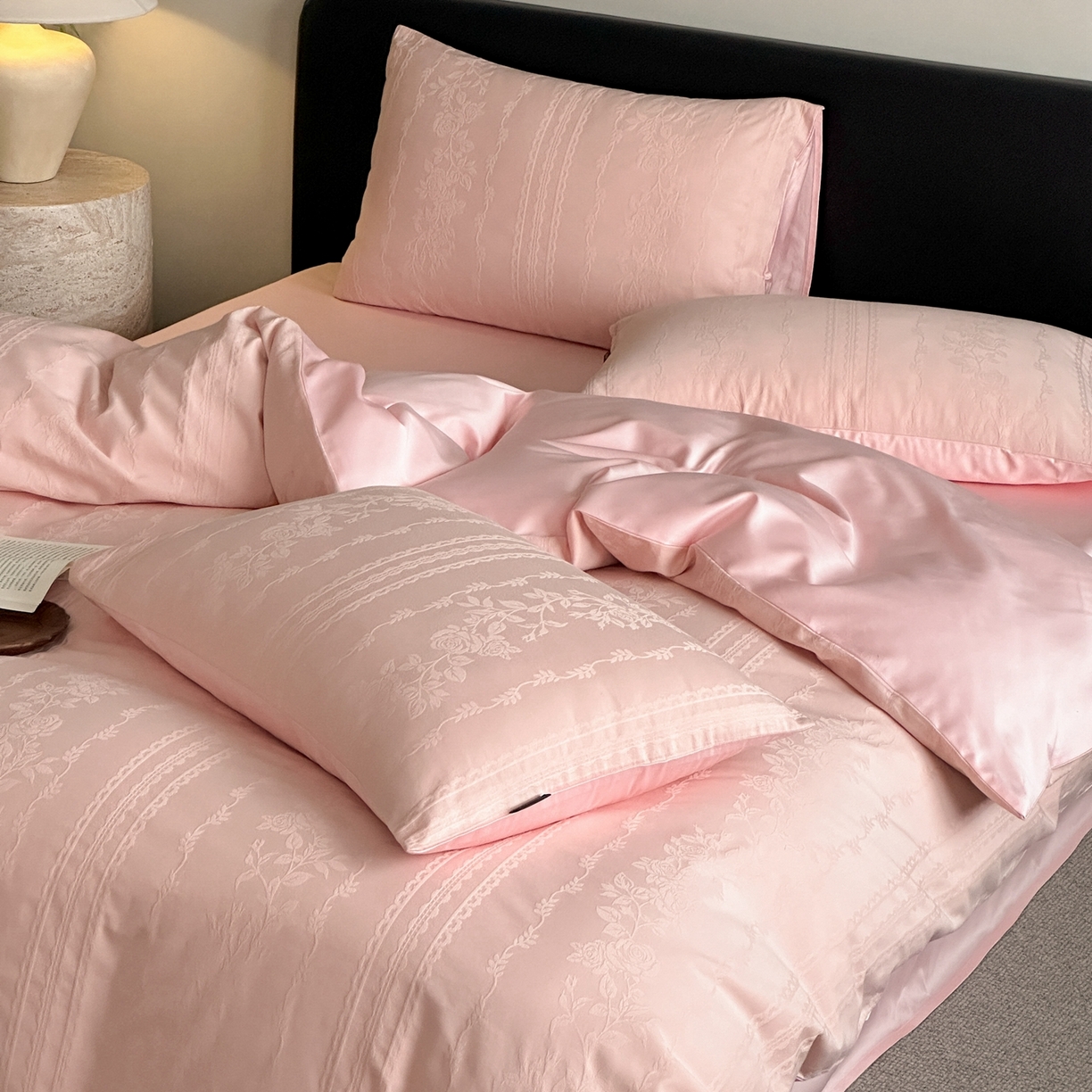 91家纺网 家纺一手货源 找家纺 卡巴伦家纺 2026新款全棉纯棉厚织提花四件套 花弄影-粉