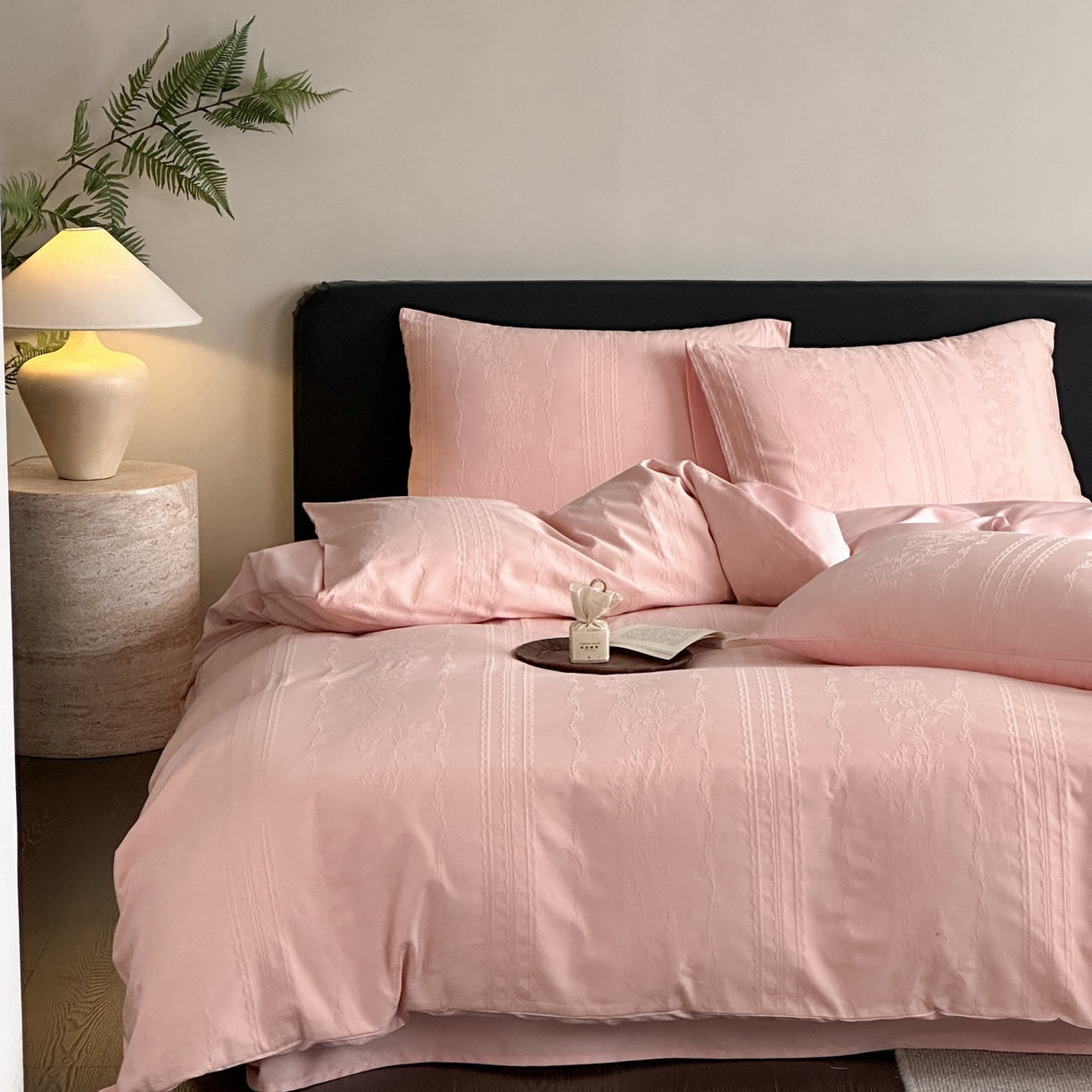 91家纺网 家纺一手货源 找家纺 卡巴伦家纺 2026新款全棉纯棉厚织提花四件套 花弄影-粉