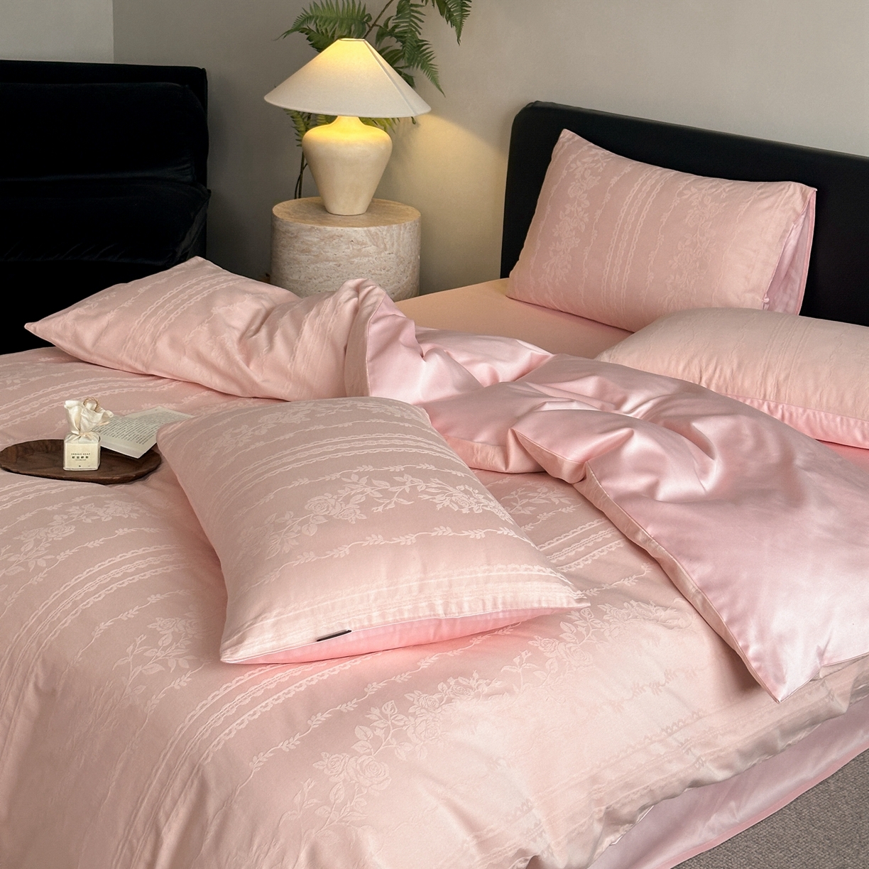 91家纺网 家纺一手货源 找家纺 卡巴伦家纺 2026新款全棉纯棉厚织提花四件套 花弄影-粉