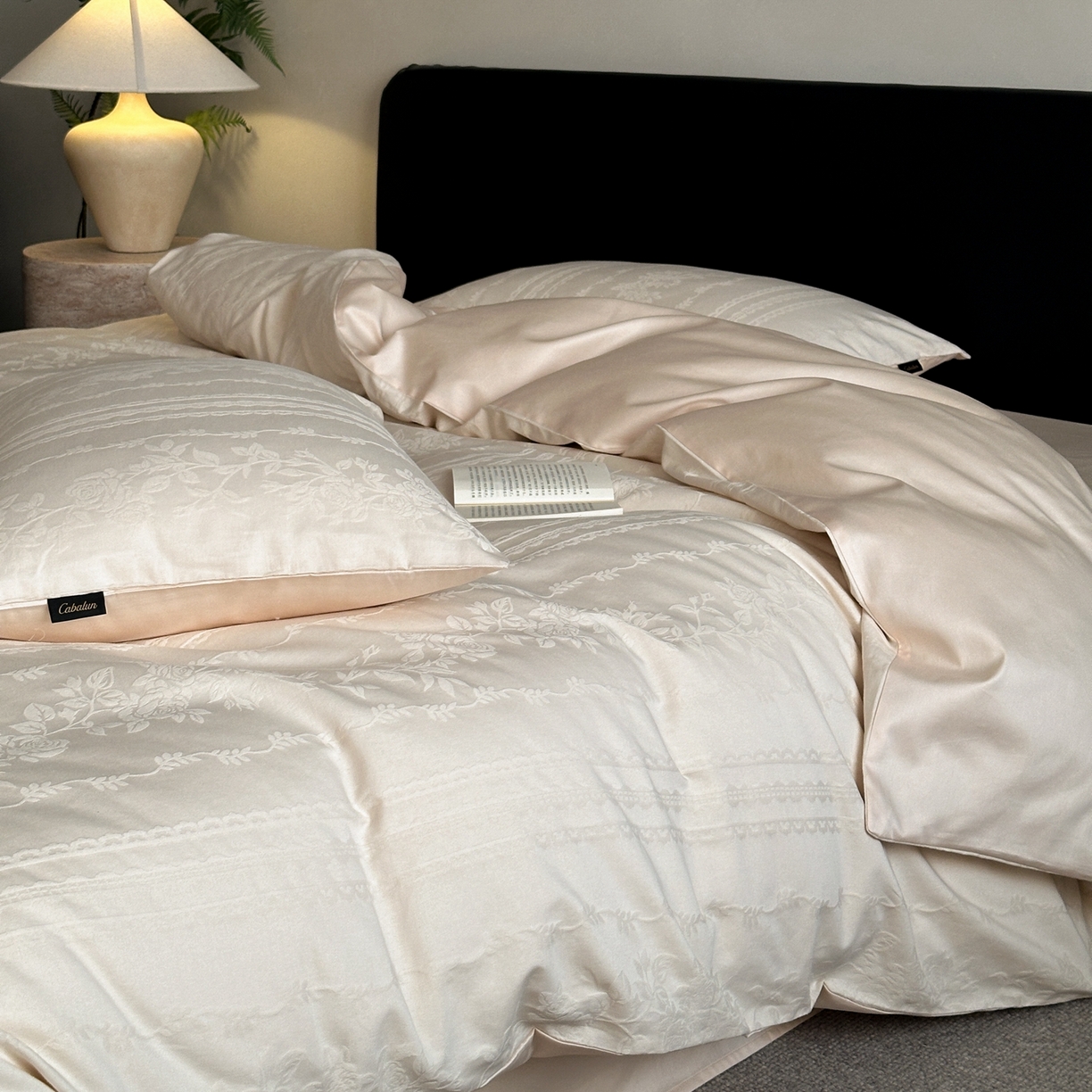 91家纺网 家纺一手货源 找家纺 卡巴伦家纺 2026新款全棉纯棉厚织提花四件套 花弄影-奶茶