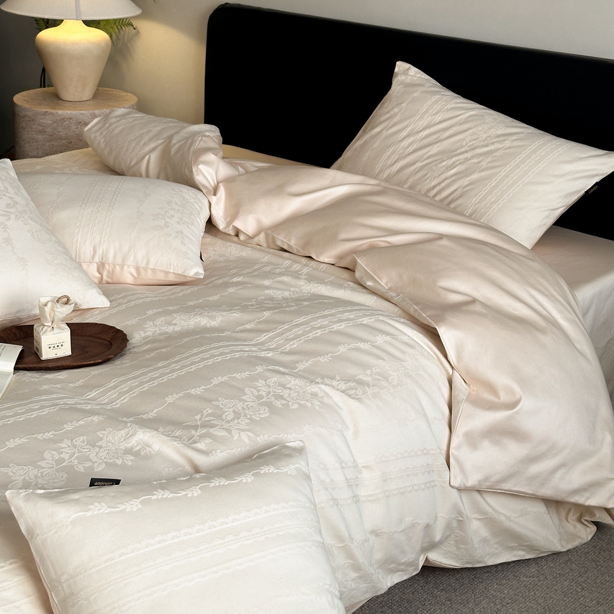 91家纺网 家纺一手货源 找家纺 卡巴伦家纺 2026新款全棉纯棉厚织提花四件套 花弄影-奶茶