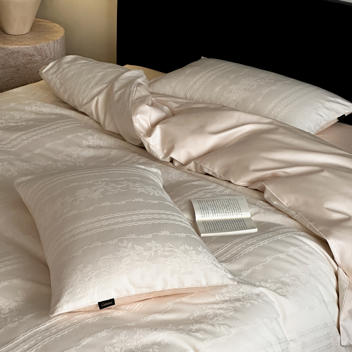 91家纺网 家纺一手货源 找家纺 卡巴伦家纺 2026新款全棉纯棉厚织提花四件套 花弄影-奶茶