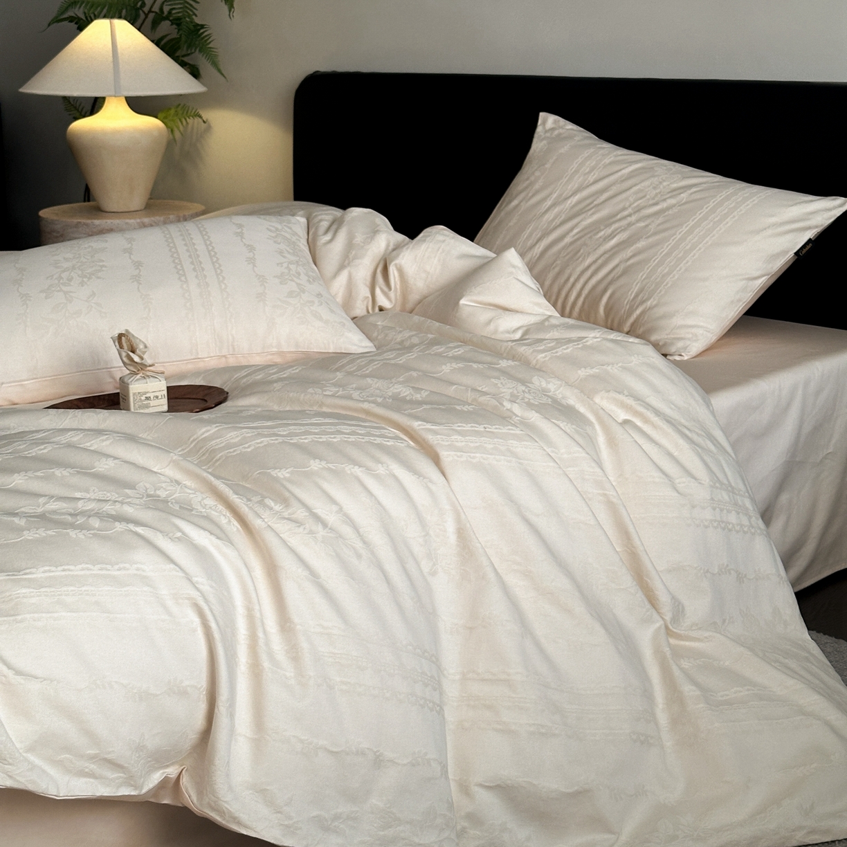 91家纺网 家纺一手货源 找家纺 卡巴伦家纺 2026新款全棉纯棉厚织提花四件套 花弄影-奶茶