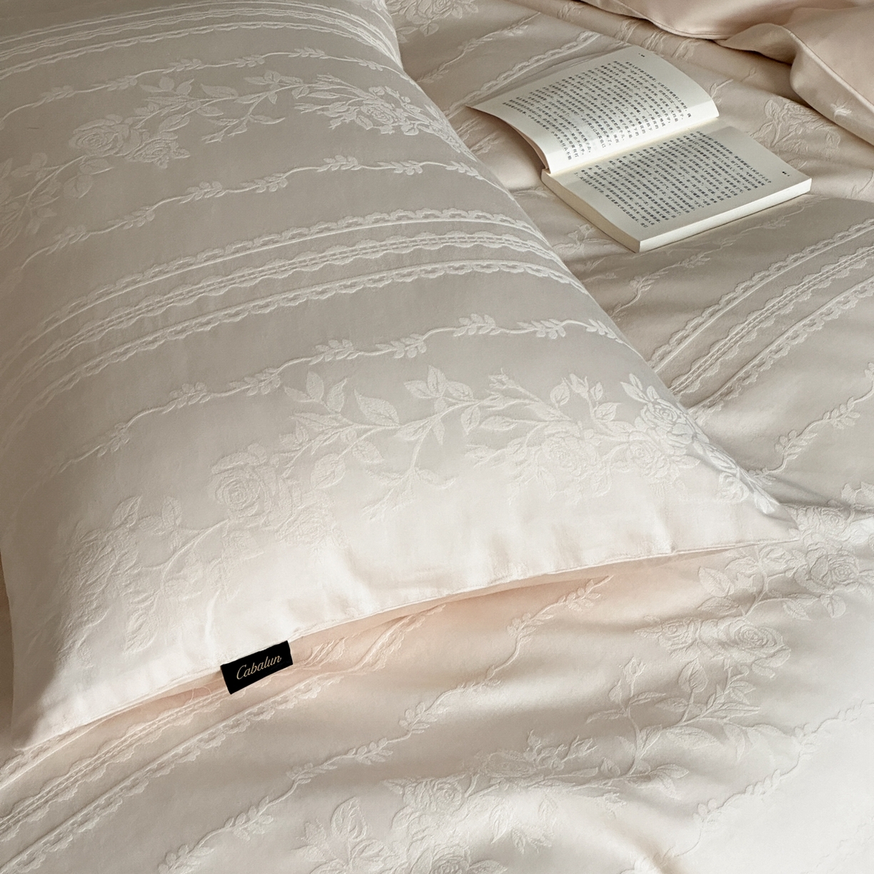 91家纺网 家纺一手货源 找家纺 卡巴伦家纺 2026新款全棉纯棉厚织提花四件套 花弄影-奶茶