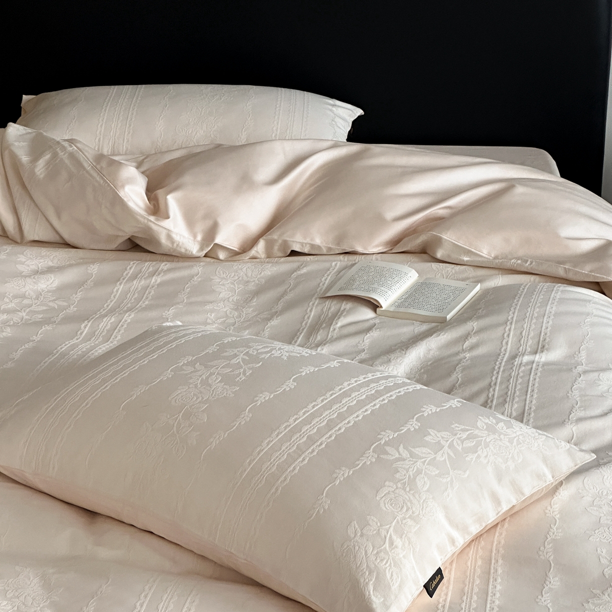 91家纺网 家纺一手货源 找家纺 卡巴伦家纺 2026新款全棉纯棉厚织提花四件套 花弄影-奶茶