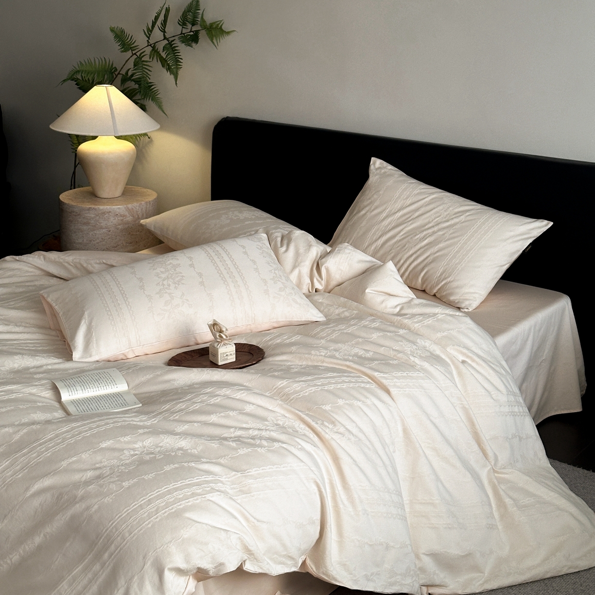 91家纺网 家纺一手货源 找家纺 卡巴伦家纺 2026新款全棉纯棉厚织提花四件套 花弄影-奶茶