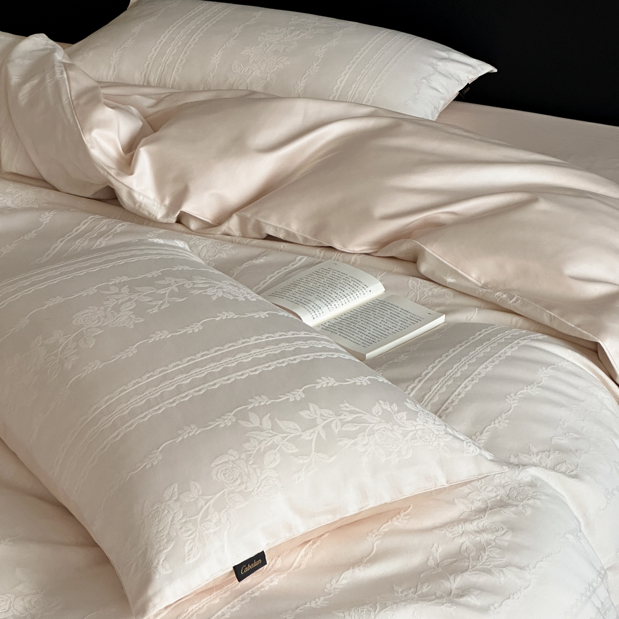 91家纺网 家纺一手货源 找家纺 卡巴伦家纺 2026新款全棉纯棉厚织提花四件套 花弄影-奶茶