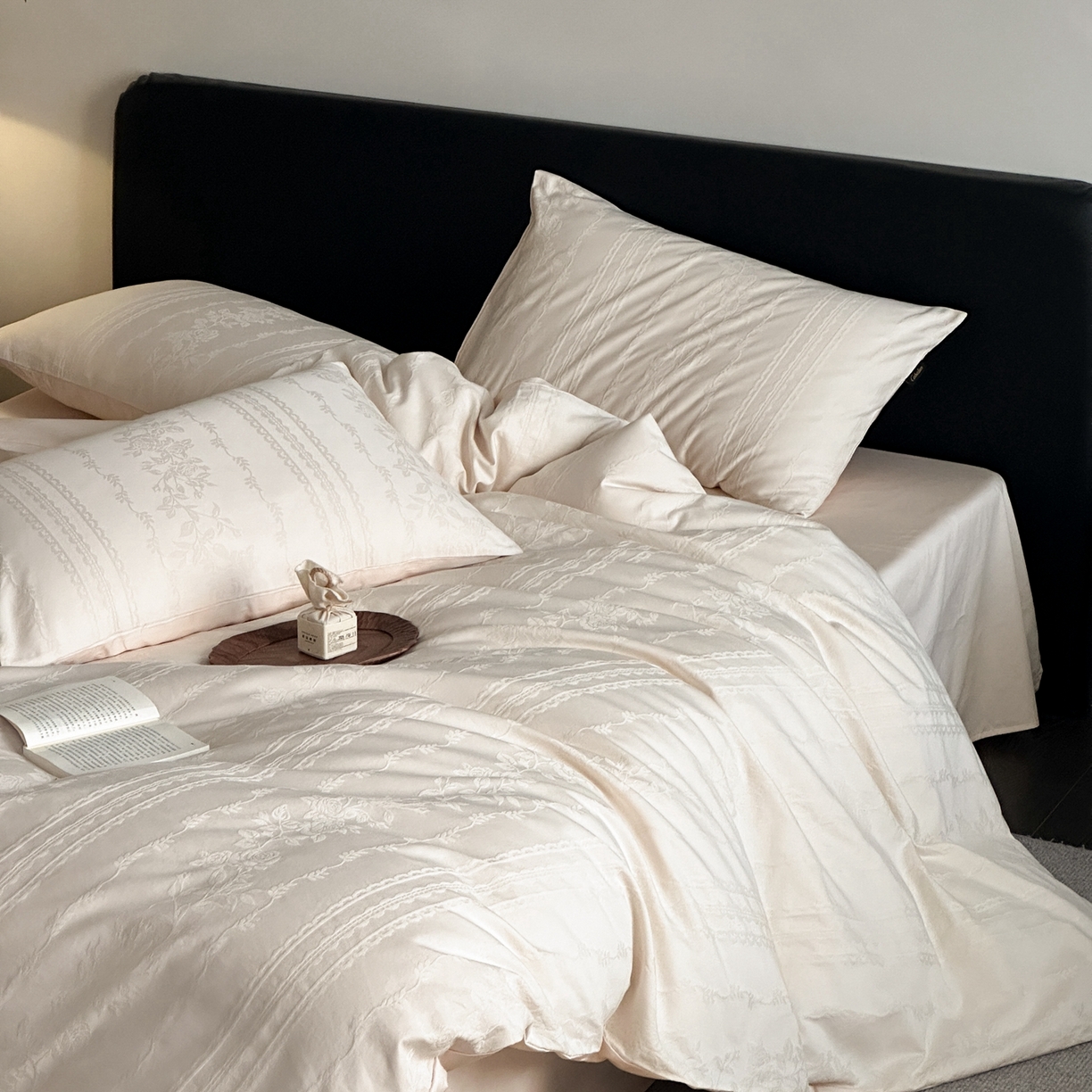 91家纺网 家纺一手货源 找家纺 卡巴伦家纺 2026新款全棉纯棉厚织提花四件套 花弄影-奶茶