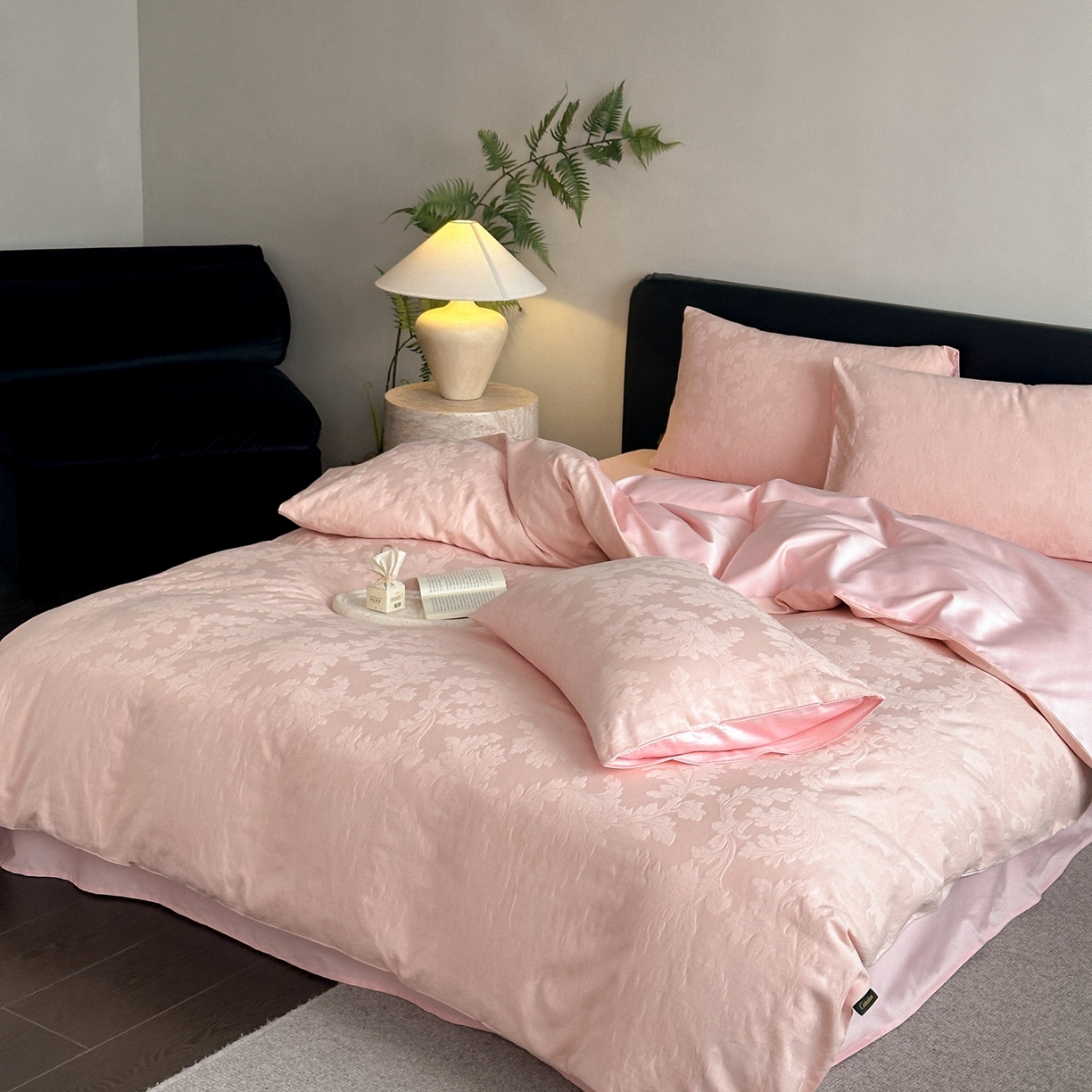 91家纺网 家纺一手货源 找家纺 卡巴伦家纺 2026新款全棉纯棉厚织提花四件套 卷叶花-粉