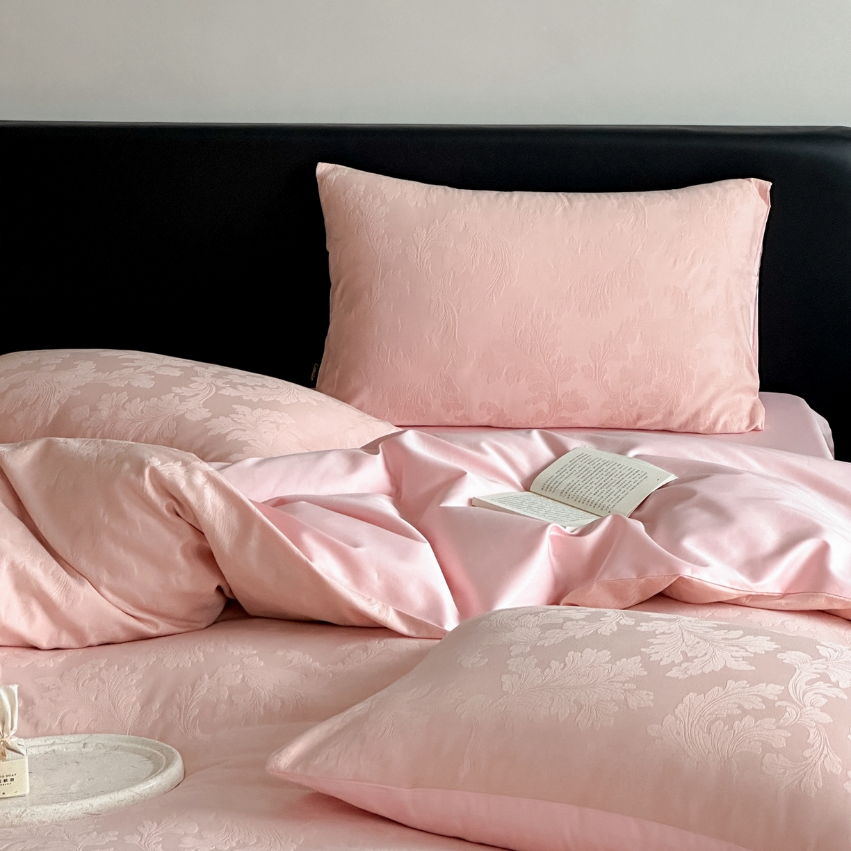 91家纺网 家纺一手货源 找家纺 卡巴伦家纺 2026新款全棉纯棉厚织提花四件套 卷叶花-粉