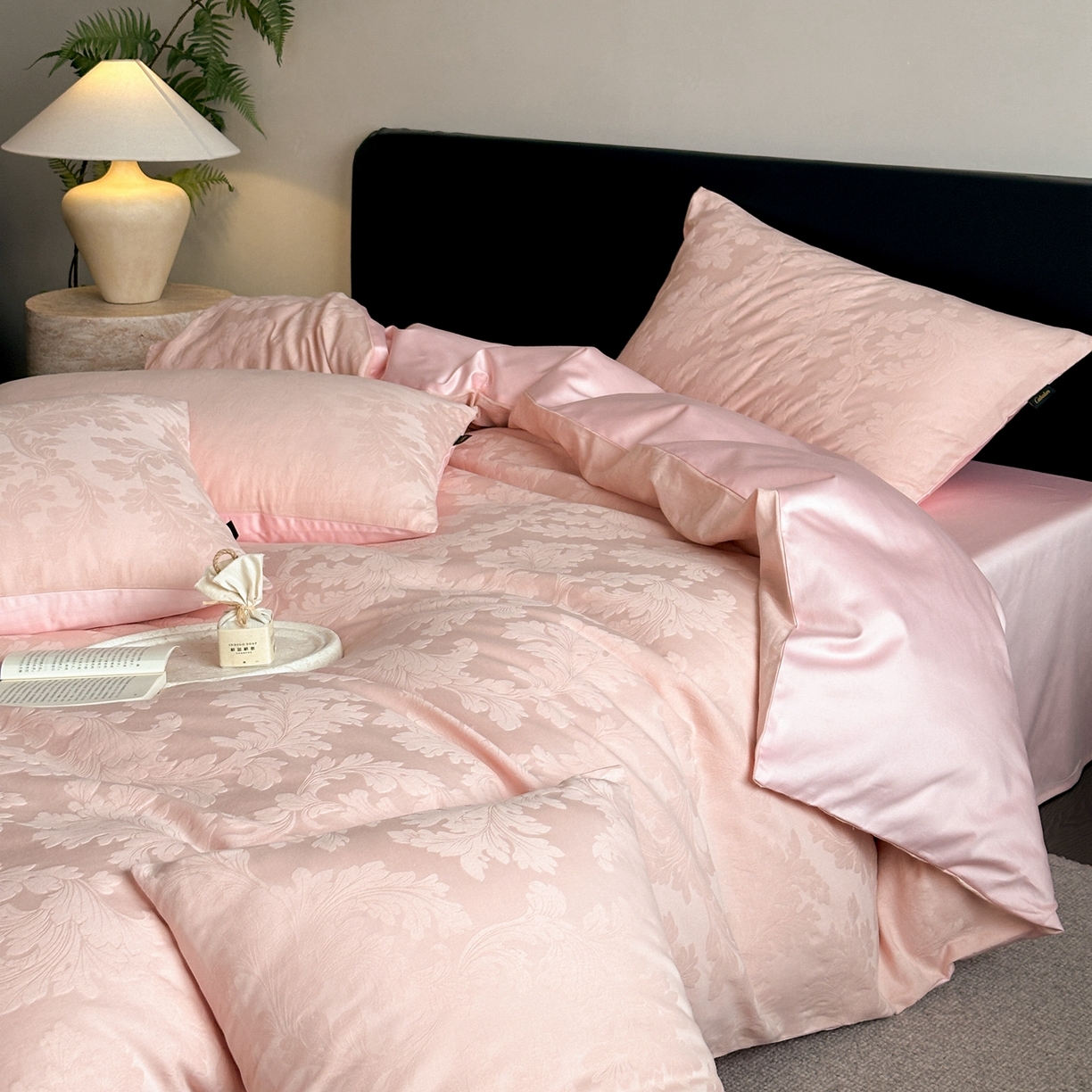 91家纺网 家纺一手货源 找家纺 卡巴伦家纺 2026新款全棉纯棉厚织提花四件套 卷叶花-粉