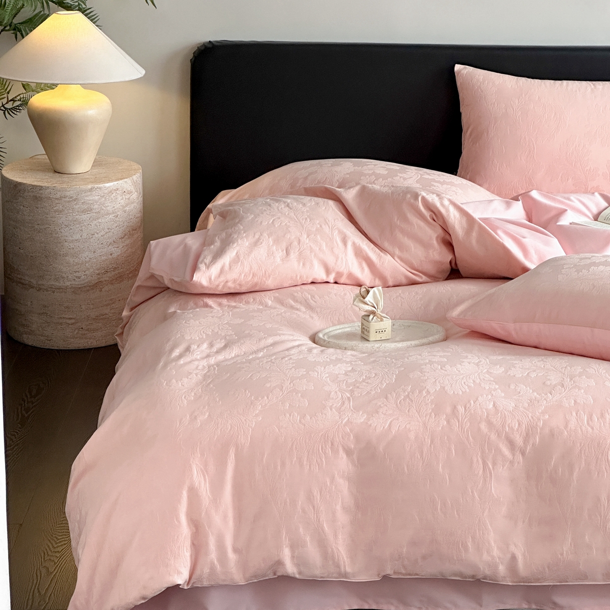 91家纺网 家纺一手货源 找家纺 卡巴伦家纺 2026新款全棉纯棉厚织提花四件套 卷叶花-粉