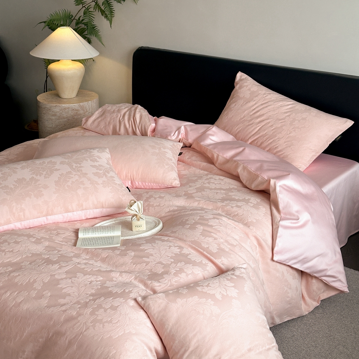 91家纺网 家纺一手货源 找家纺 卡巴伦家纺 2026新款全棉纯棉厚织提花四件套 卷叶花-粉