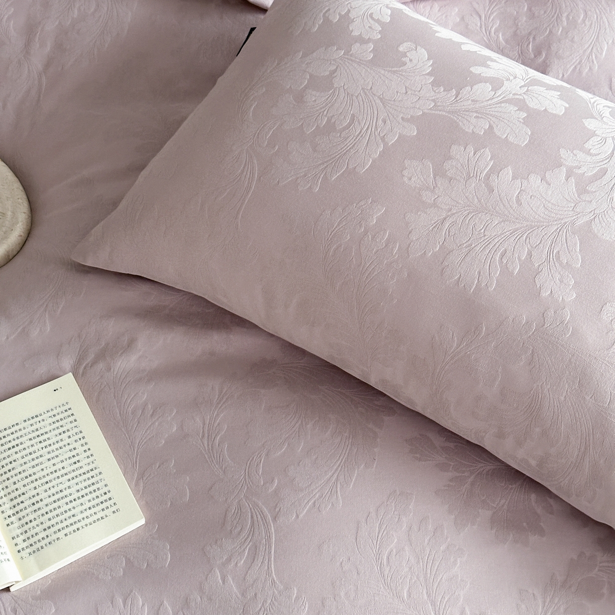 91家纺网 家纺一手货源 找家纺 卡巴伦家纺 2026新款全棉纯棉厚织提花四件套 卷叶花-浪漫紫