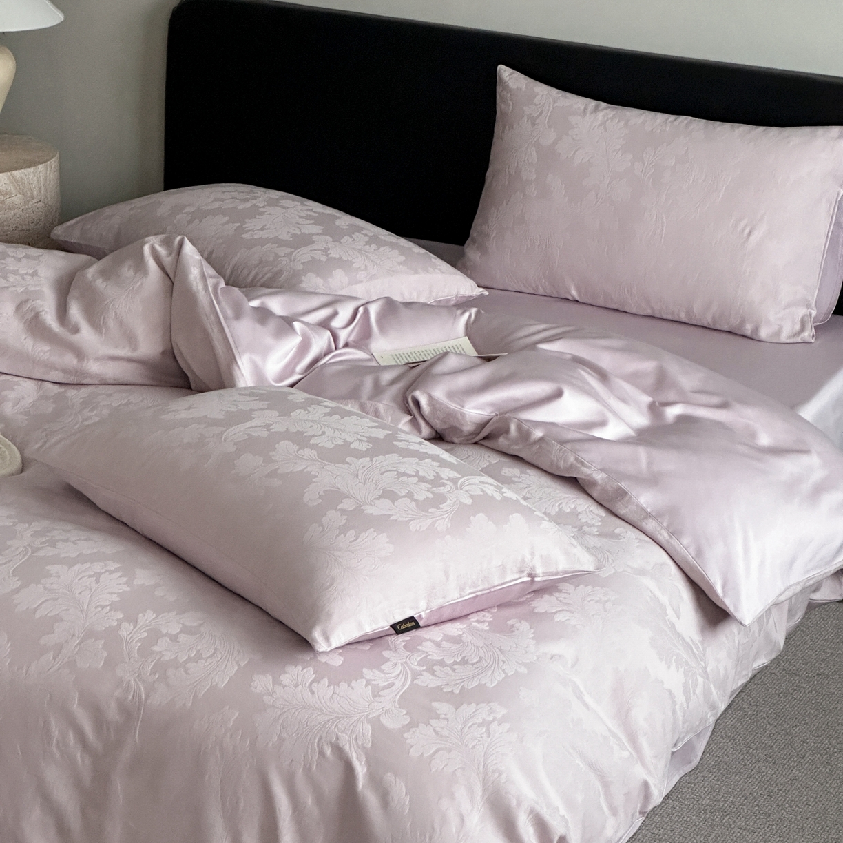 91家纺网 家纺一手货源 找家纺 卡巴伦家纺 2026新款全棉纯棉厚织提花四件套 卷叶花-浪漫紫