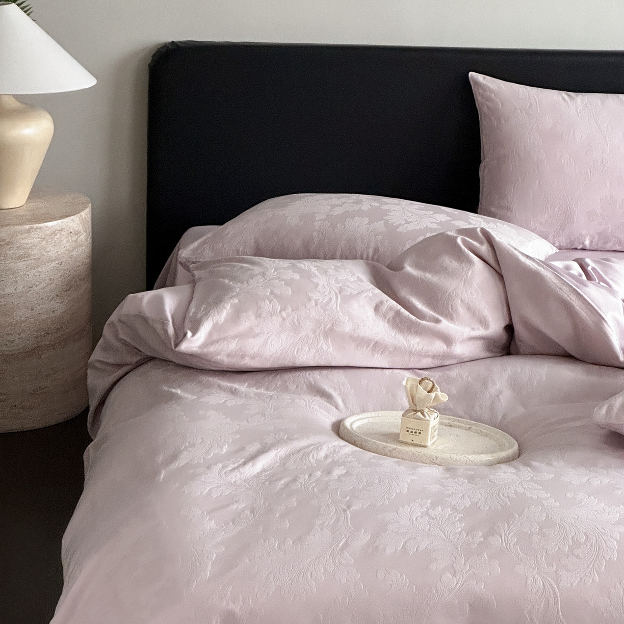 91家纺网 家纺一手货源 找家纺 卡巴伦家纺 2026新款全棉纯棉厚织提花四件套 卷叶花-浪漫紫