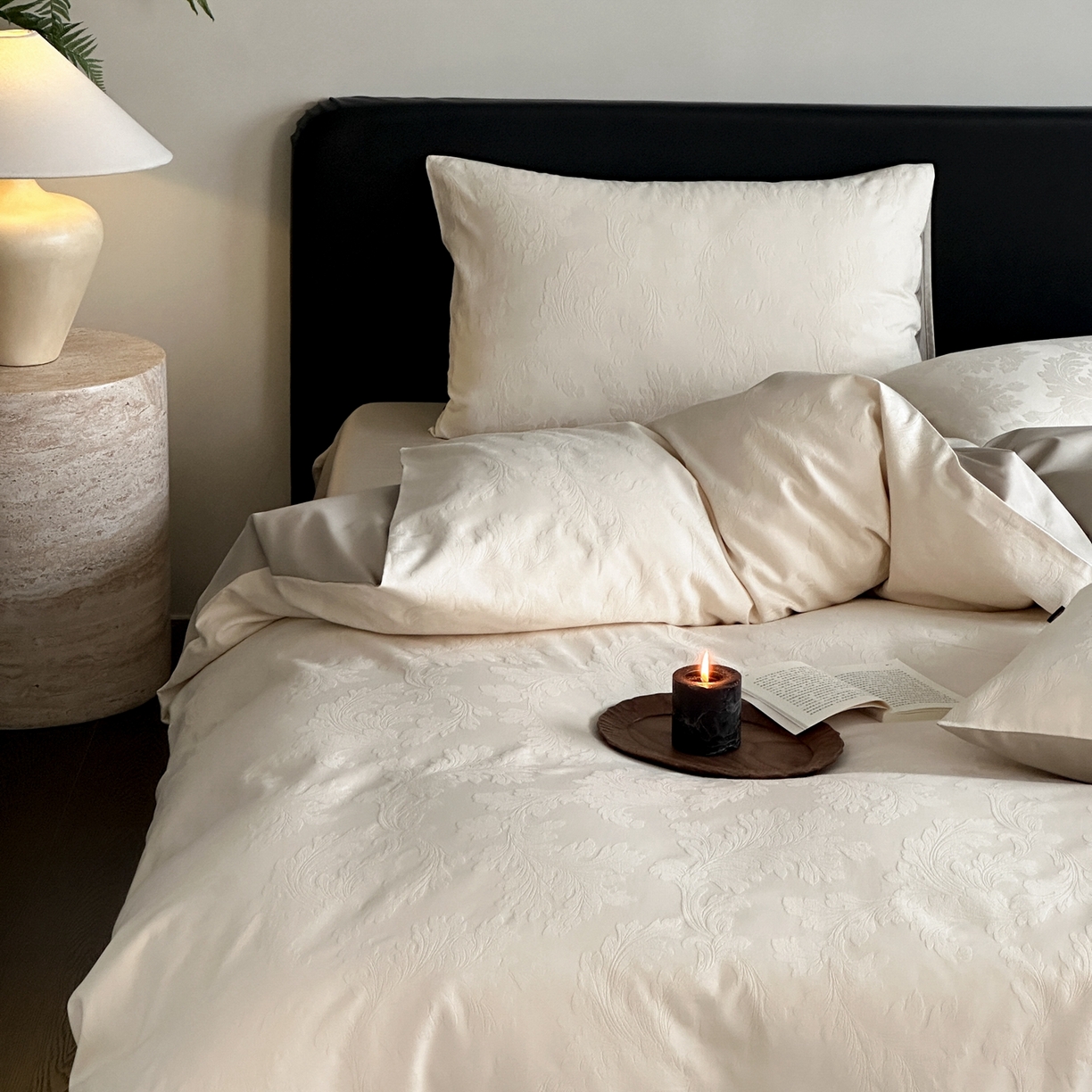 91家纺网 家纺一手货源 找家纺 卡巴伦家纺 2026新款全棉纯棉厚织提花四件套 卷叶花-奶白