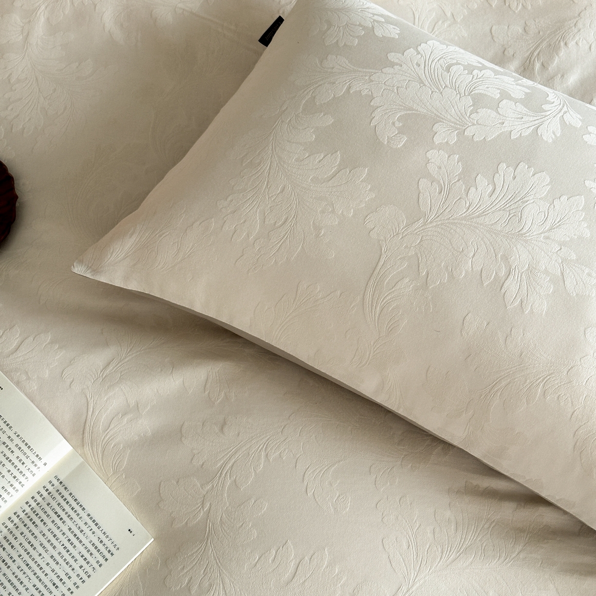 91家纺网 家纺一手货源 找家纺 卡巴伦家纺 2026新款全棉纯棉厚织提花四件套 卷叶花-奶白