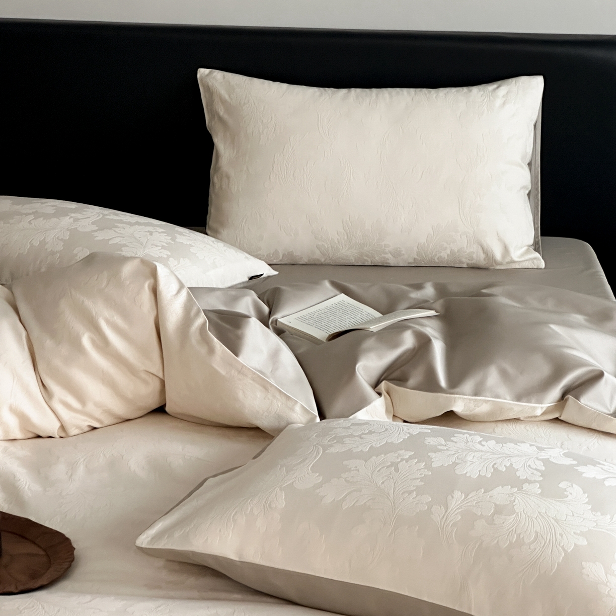 91家纺网 家纺一手货源 找家纺 卡巴伦家纺 2026新款全棉纯棉厚织提花四件套 卷叶花-奶白