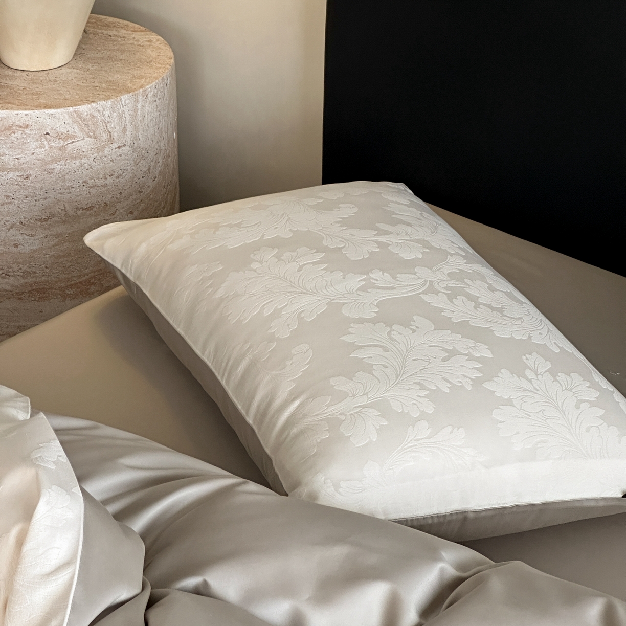 91家纺网 家纺一手货源 找家纺 卡巴伦家纺 2026新款全棉纯棉厚织提花四件套 卷叶花-奶白