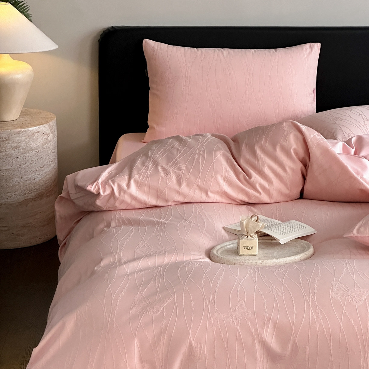 91家纺网 家纺一手货源 找家纺 卡巴伦家纺 2026新款全棉纯棉厚织提花四件套 梦幻福蝶-粉