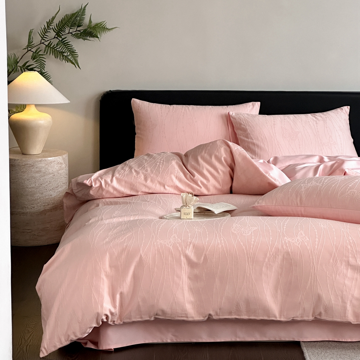 91家纺网 家纺一手货源 找家纺 卡巴伦家纺 2026新款全棉纯棉厚织提花四件套 梦幻福蝶-粉