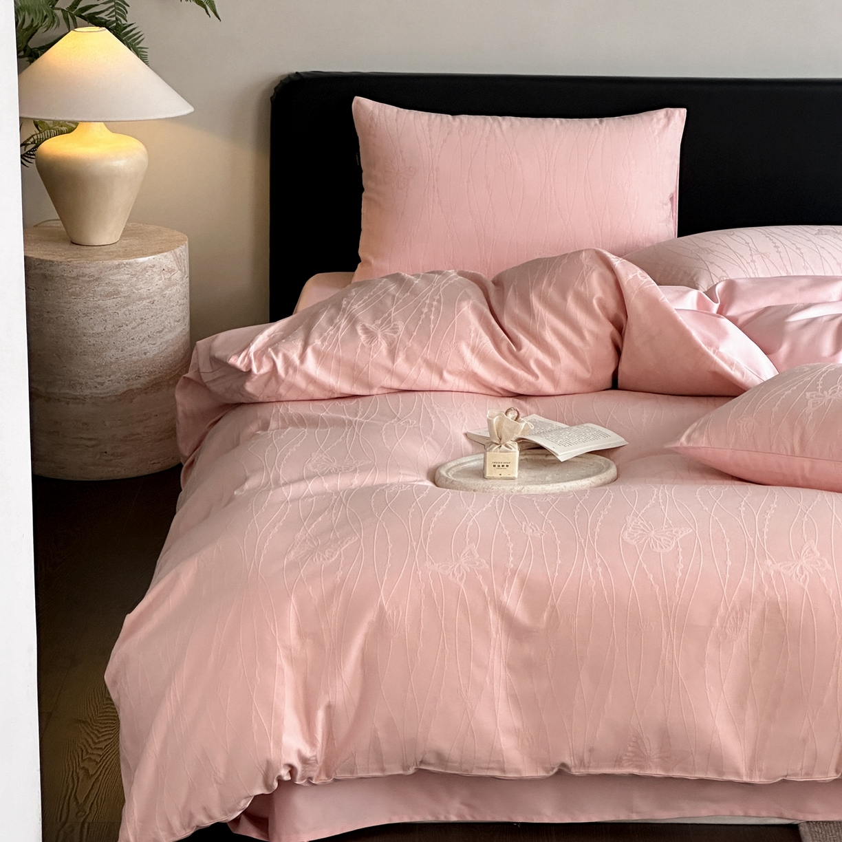 91家纺网 家纺一手货源 找家纺 卡巴伦家纺 2026新款全棉纯棉厚织提花四件套 梦幻福蝶-粉