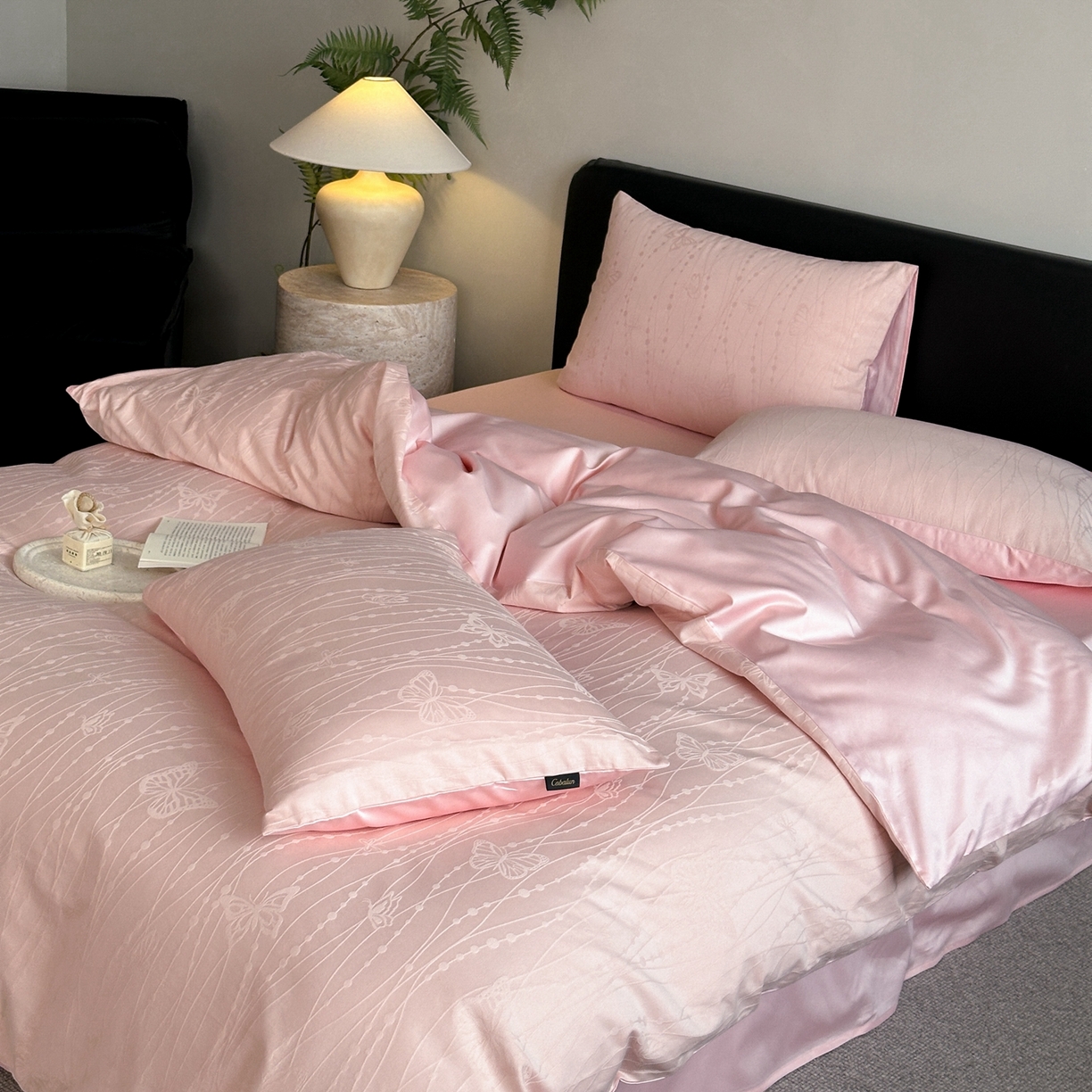 91家纺网 家纺一手货源 找家纺 卡巴伦家纺 2026新款全棉纯棉厚织提花四件套 梦幻福蝶-粉